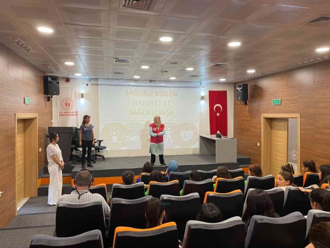 Kula’da Gençlere Yönelik Sağlık Eğitimleri Tüm Hızıyla Devam Ediyor