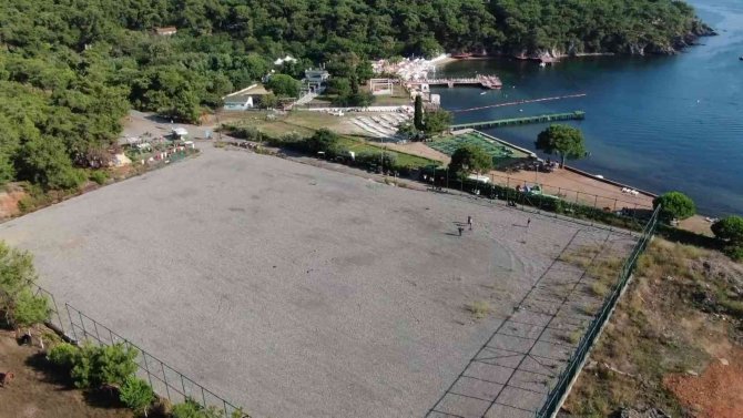 Futbol Oynamak İçin Karaya Çıkıyorlar