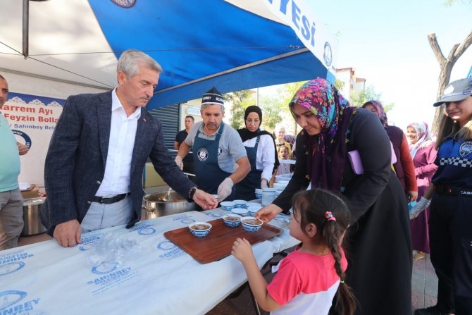 Şahinbey’de Her Gün 12 Bin Kişiye Aşure