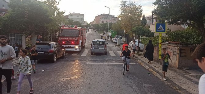 Sancaktepe’de Kontrolden Çıkan Otomobil Okul Bahçesine Uçtu: 2 Yaralı