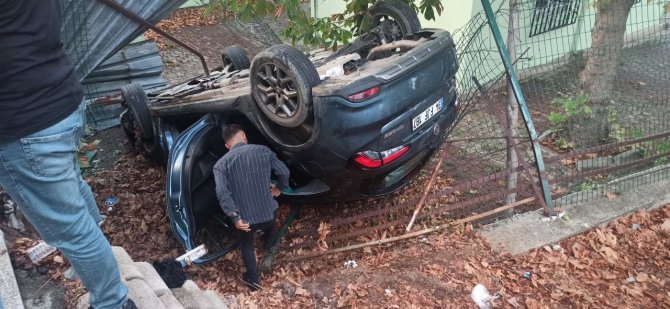 Sancaktepe’de Kontrolden Çıkan Otomobil Okul Bahçesine Uçtu: 2 Yaralı