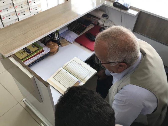 İ̇mam Ayağına Geldi, 70 Yaşındaki Vatandaş İş Yerinde Kur’an-ı Kerim Öğrendi