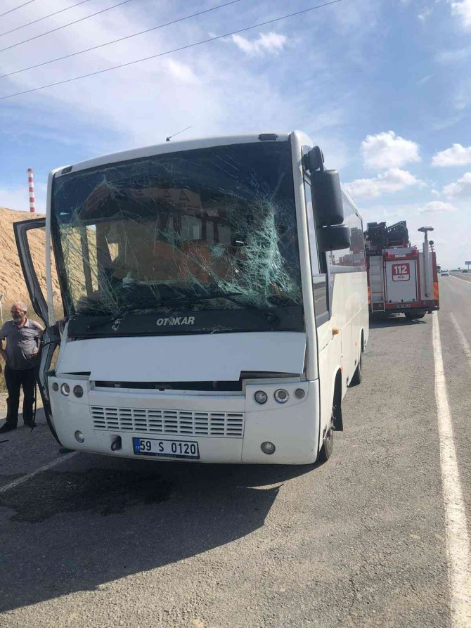 Kamyonla Otobüs Çarpıştı: 2 Yaralı
