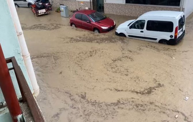 Tekirdağ’da Dolu Ve Sağanak Sonrası Sokakları Su Bastı