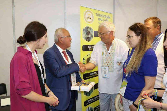 47’nci Apimondia Kongresinde Türk Arıları Ve Balları Tanıtıldı