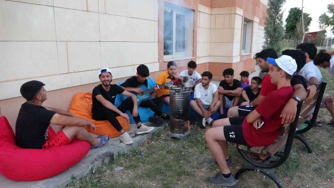 Gençler Tügva Doğa Kampı İle Tatilin Keyfini Çıkarıyor