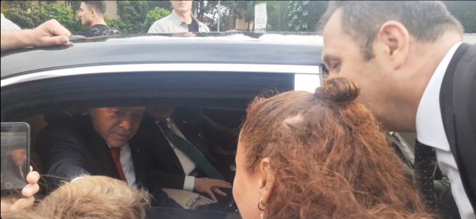 Cumhurbaşkanı Erdoğan ’Tayyip Dede’ Diye Seslenen Çocuklara Hediyeler Verdi