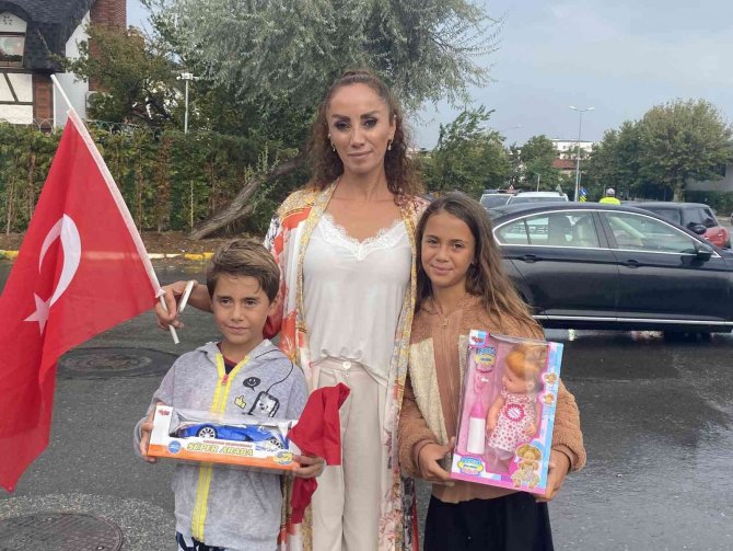 Cumhurbaşkanı Erdoğan ’Tayyip Dede’ Diye Seslenen Çocuklara Hediyeler Verdi