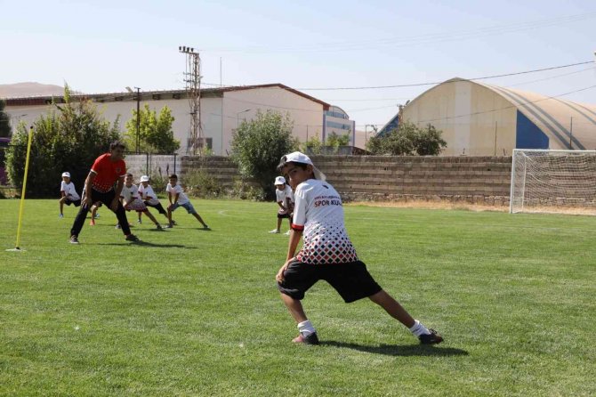Van Büyükşehir Belediyesinin Yaz Okulları Sona Erdi
