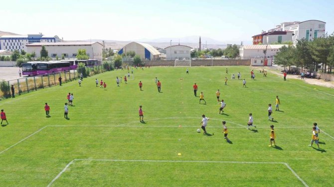 Van Büyükşehir Belediyesinin Yaz Okulları Sona Erdi