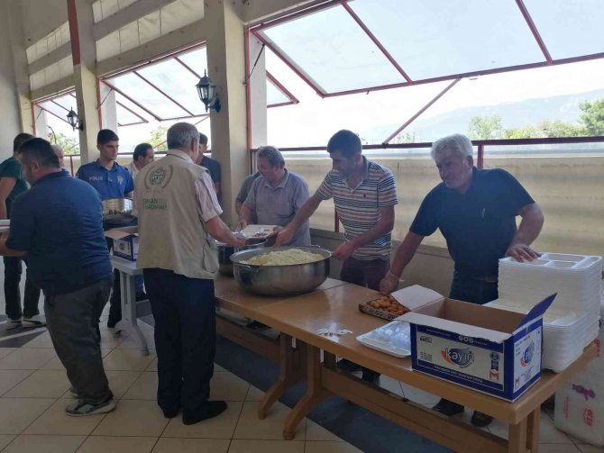 Çiftçiler Her Yıl Bereketli Bir Hasat Yılı İçin Hayvan Kesip Yemek Dağıtıyor