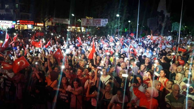 Çınarcık’ta Zafer Bayramı Ekin Uzunlar İle Kutlandı