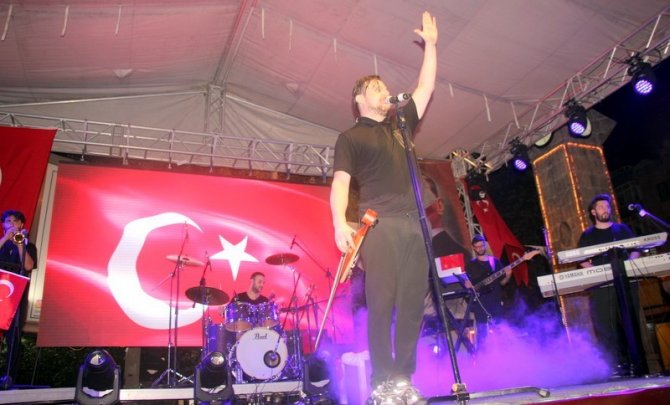 Çınarcık’ta Zafer Bayramı Ekin Uzunlar İle Kutlandı