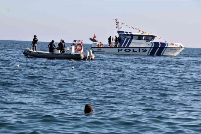 Boğulma İhbarı Üzerine Sahile Gelen Polisler Bile Keyiflerini Bozamadı