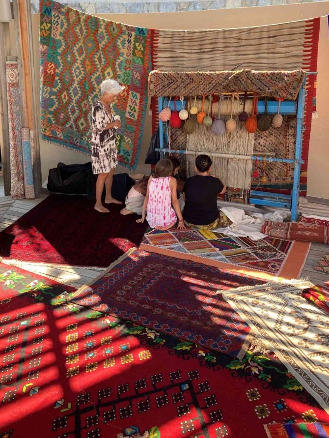 Yerel Dokuma Ürünleri Turistlerin İlgisini Çekiyor