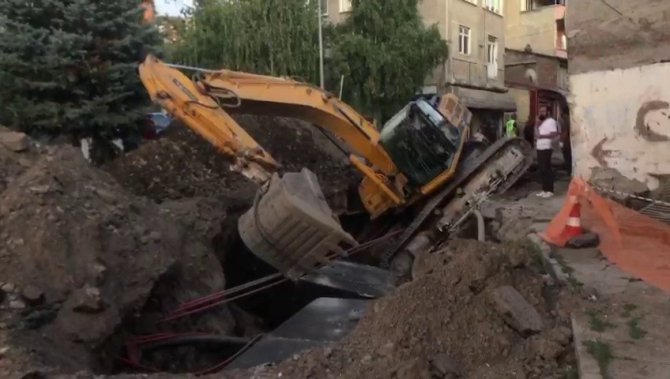 Kazı Çalışması Yapan İş Makinesi Yan Yattı