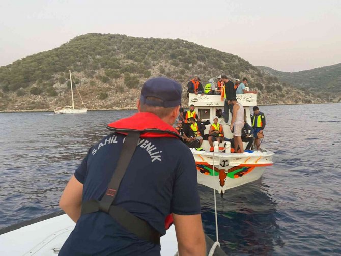 Yunanlılar Balıkçı Teknesinde 65 Göçmeni Geri İtti