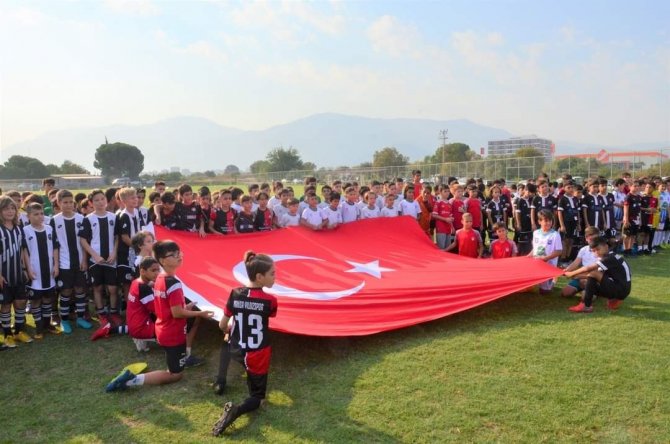 Geleceğin Futbolcuları Zafer Kupası‘nda Ter Döktü