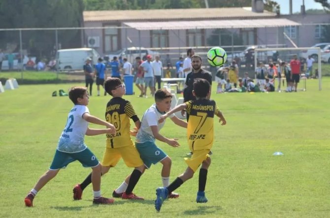 Geleceğin Futbolcuları Zafer Kupası‘nda Ter Döktü
