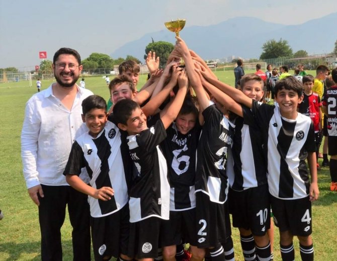 Geleceğin Futbolcuları Zafer Kupası‘nda Ter Döktü
