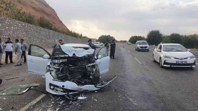 Otomobil İle Hafif Ticari Araç Kafa Kafaya Çarpıştı: 3 Yaralı