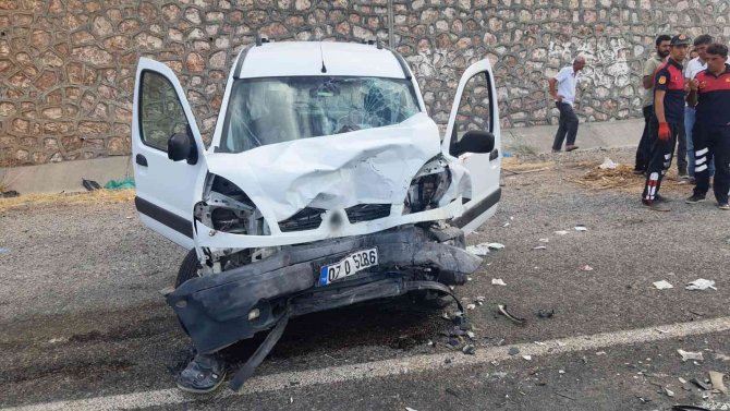 Otomobil İle Hafif Ticari Araç Kafa Kafaya Çarpıştı: 3 Yaralı