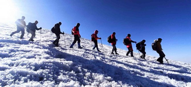 Ağrı Dağı’nın Zirvesinde Çay İçip Kahvaltı Yaptılar
