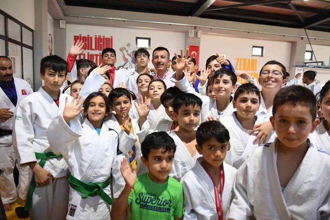 Tesisler Yapıldı, Madalyalar Geldi