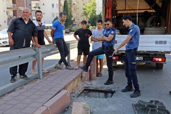 Drenaj Kanalına Giren Hırsızlık Şüphelisi, Kapağın Kapatılmasıyla İçeride Mahsur Kaldı