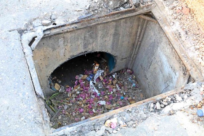 Drenaj Kanalına Giren Hırsızlık Şüphelisi, Kapağın Kapatılmasıyla İçeride Mahsur Kaldı