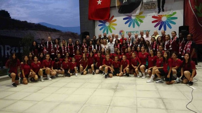 Hatayspor Kadın Futbol Takımı’nın Tanıtım Lansmanı Düzenlendi
