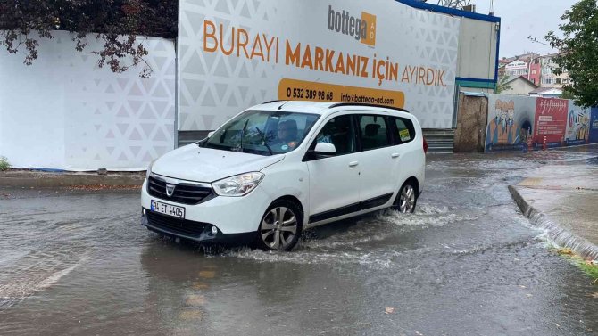 Ataşehir’de Sağanak Yağış Sebebiyle Yollar Su Altında Kaldı