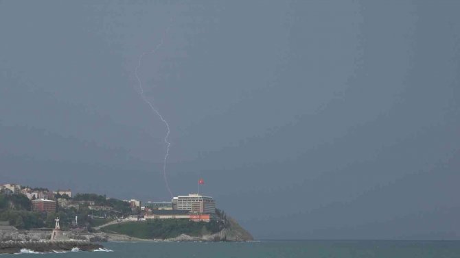 Zonguldak’ta Şimşekler Gökyüzünü Kapladı
