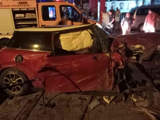 Önce Refüje Sonra Tıra Çarptı: 3 Yaralı
