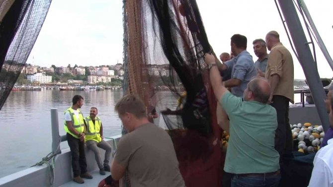 Şile’de Balıkçılar Yasağın Bitmesiyle ’Vira Bismillah’ Diyerek Denize Açıldılar