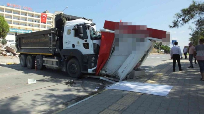 Burhaniye’de Freni Boşalan Kamyon Yıktı Geçti