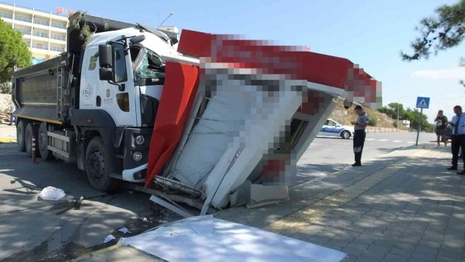 Burhaniye’de Freni Boşalan Kamyon Yıktı Geçti