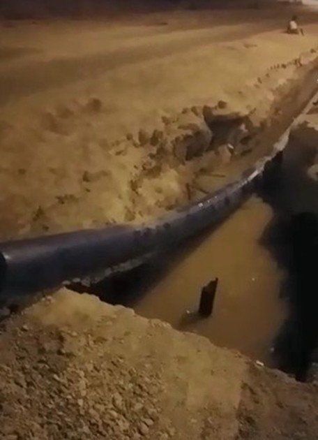 Belediyenin Açık Unuttuğu Su Çukuru Çocuklara Serinleme Alanı Oldu