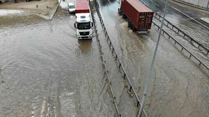 Beylikdüzü’nde Yollar Göle Döndü, Trafik Durma Noktasına Geldi