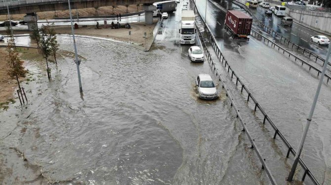 Beylikdüzü’nde Yollar Göle Döndü, Trafik Durma Noktasına Geldi