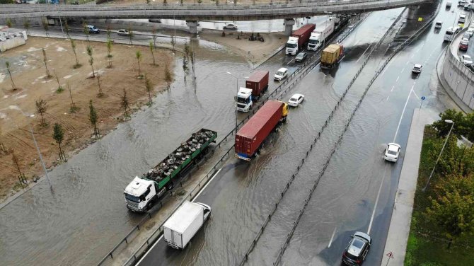 Beylikdüzü’nde Yollar Göle Döndü, Trafik Durma Noktasına Geldi