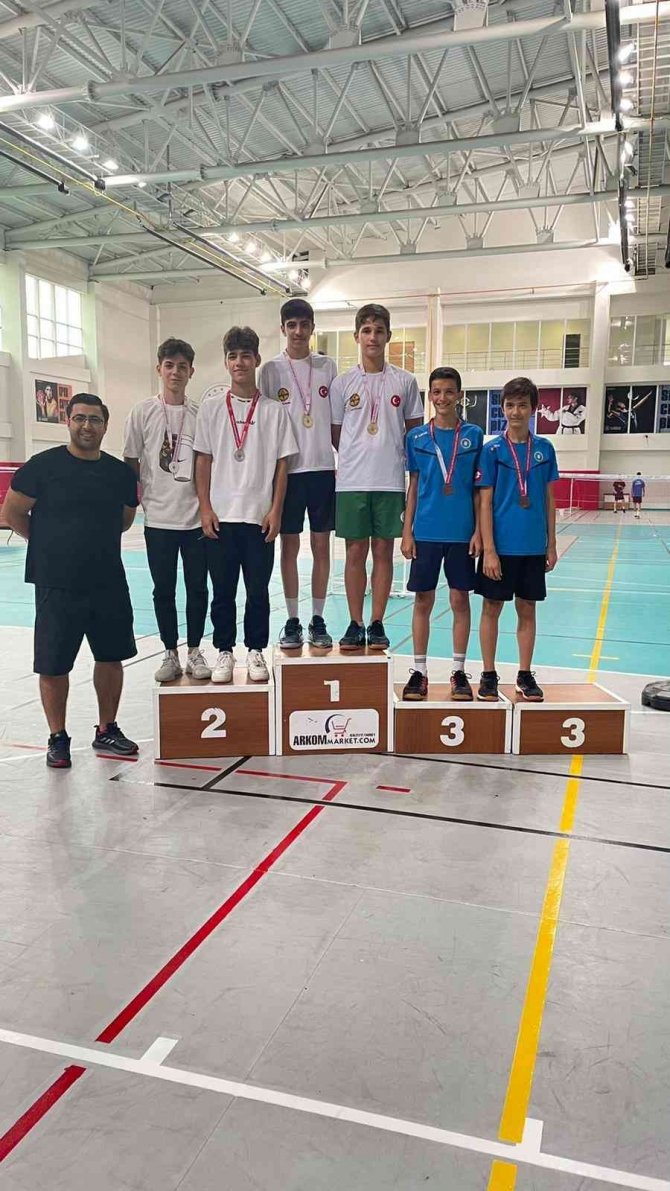 Bursa Büyükşehir Belediyesporlu Badmintonculardan 13 Madalya