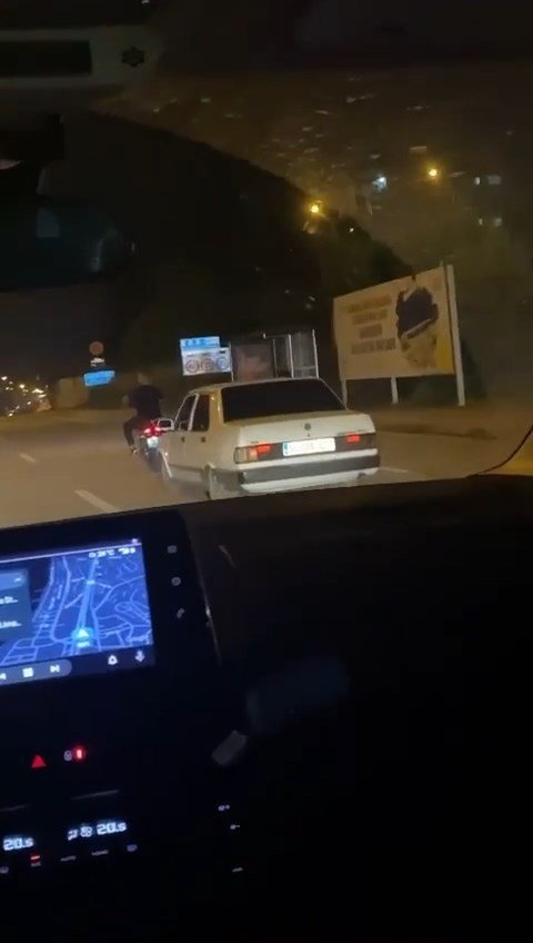 Bursa’da Motosiklet Otomobili Çekti