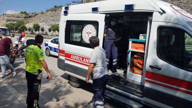 Bariyere Çarpan Kamyonetteki 2 Kişi Yaralandı