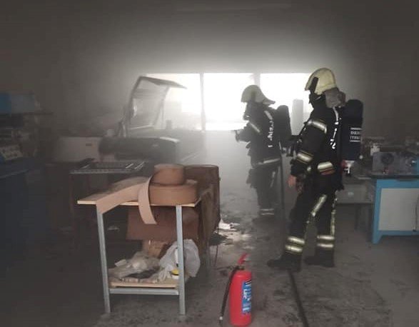 Yangın Ev Ve İşyerini Küle Döndürdü