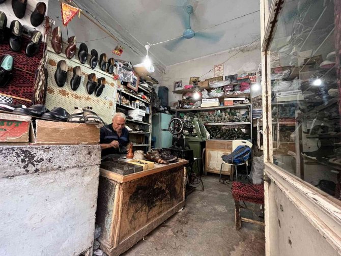 10 Metrekarelik Dükkanında El Dikimi Ayakkabı İmalatını İlk Günkü Heyecanla Yapıyor