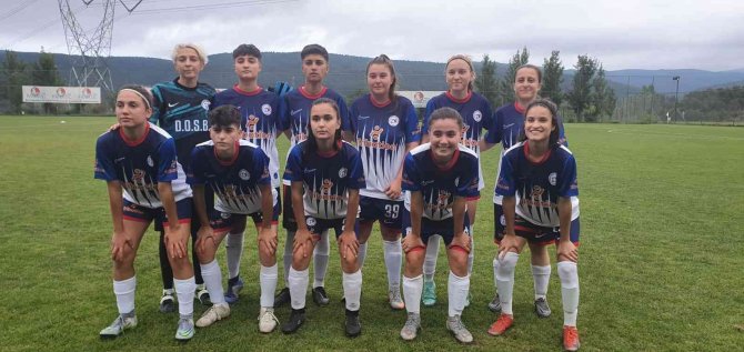 Kadın Futbolcular Göz Doldurdu