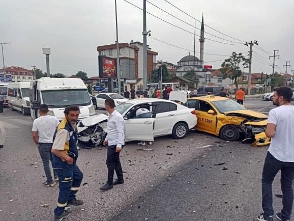 Işıklı Kavşakta 3 Otomobil Çarpıştı: 2 Yaralı