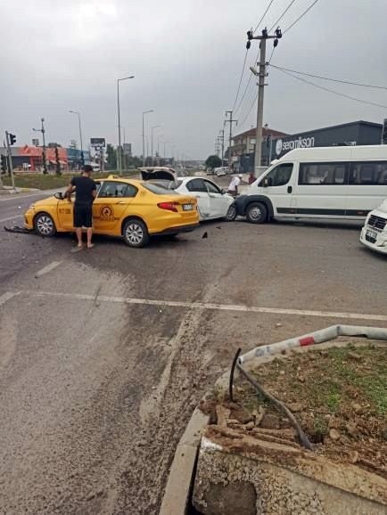 Işıklı Kavşakta 3 Otomobil Çarpıştı: 2 Yaralı