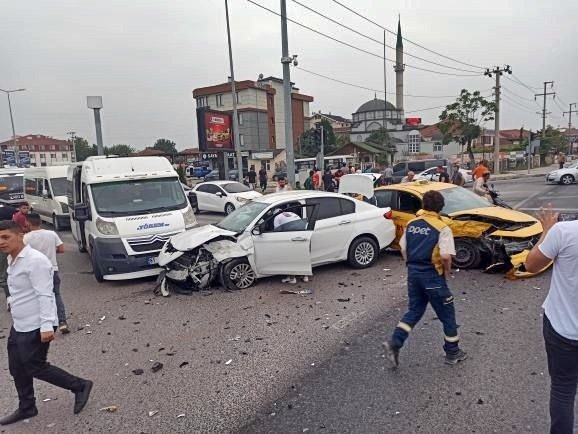 Işıklı Kavşakta 3 Otomobil Çarpıştı: 2 Yaralı